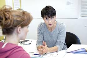 Quelle: © RFBSIP/stock.adobe.com Eine junge Frau sitzt einer älteren Frau gegenüber in einem Beratungsgespräch