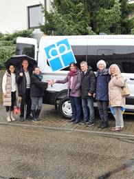 Quelle: © Diakonie Landkreis Karlsruhe Sechs Leute stehen vor einem Sprinter-Bus der Diakonie Landkreis Karlsruhe