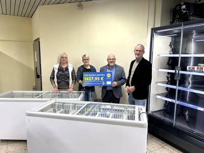 Quelle: © Diakonie Landkreis Karlsruhe Gruppenbild mit Scheckübergabe der Lidl Pfandspende für die Tafel Bretten