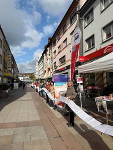 Quelle: S. Höflein Menschenkette Fußgängerzone Bruchsal zur Woche der Armut